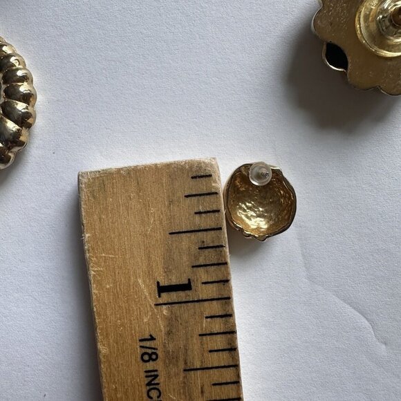 Vintage Hoops Clip On Screw Back Gold Tone & Ribbed Stud Earrings Lot Of 2 - Picture 10 of 11